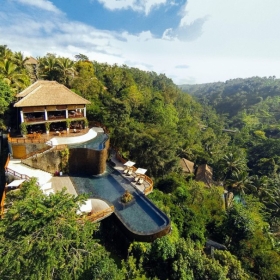 Khám phá làng cổ hình chóp biệt lập giữa núi rừng ở Indonesia